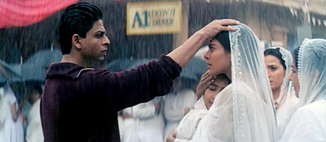 8. Kabhi Khushi Kabhie Gam
As much as rain is a symbol of love, it is also used as a visual marker of grief, separation and loss. Rain represents death in this scene from Kabhi Khushi Kabhie Gam